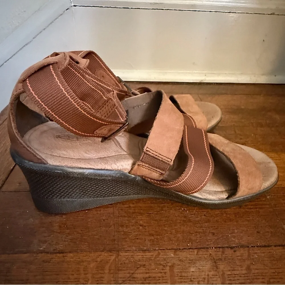 Keen Women's Brown Wedge Sandals. Sz 5.5. Next to NEW!